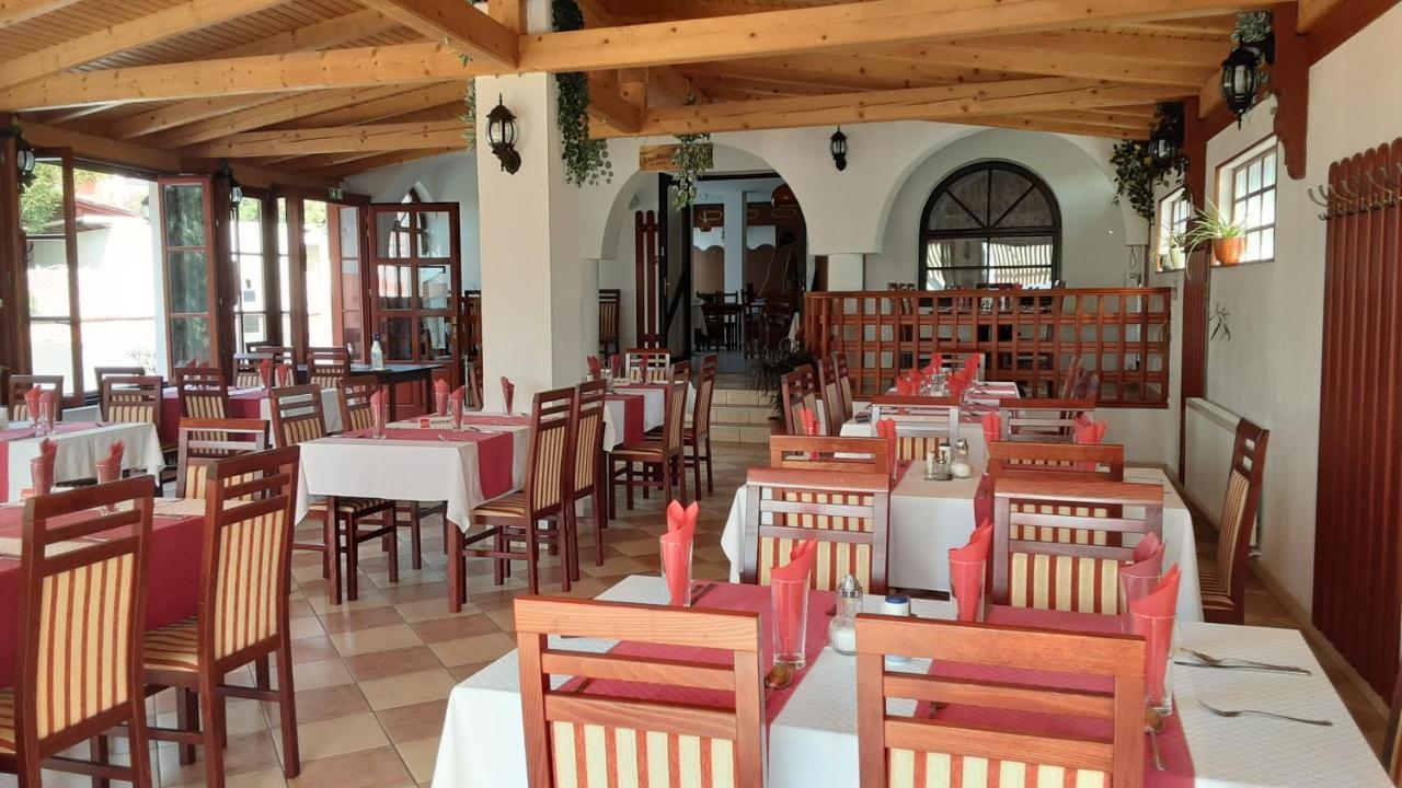 Pannon Panzio Restaurant Hotel ปานอนฮัลมา ภายนอก รูปภาพ