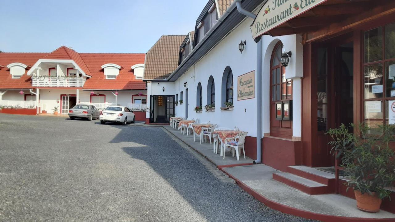 Pannon Panzio Restaurant Hotel ปานอนฮัลมา ภายนอก รูปภาพ