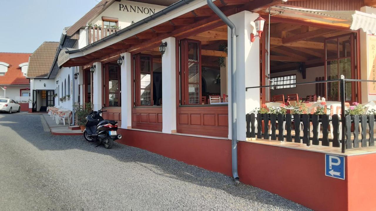 Pannon Panzio Restaurant Hotel ปานอนฮัลมา ภายนอก รูปภาพ